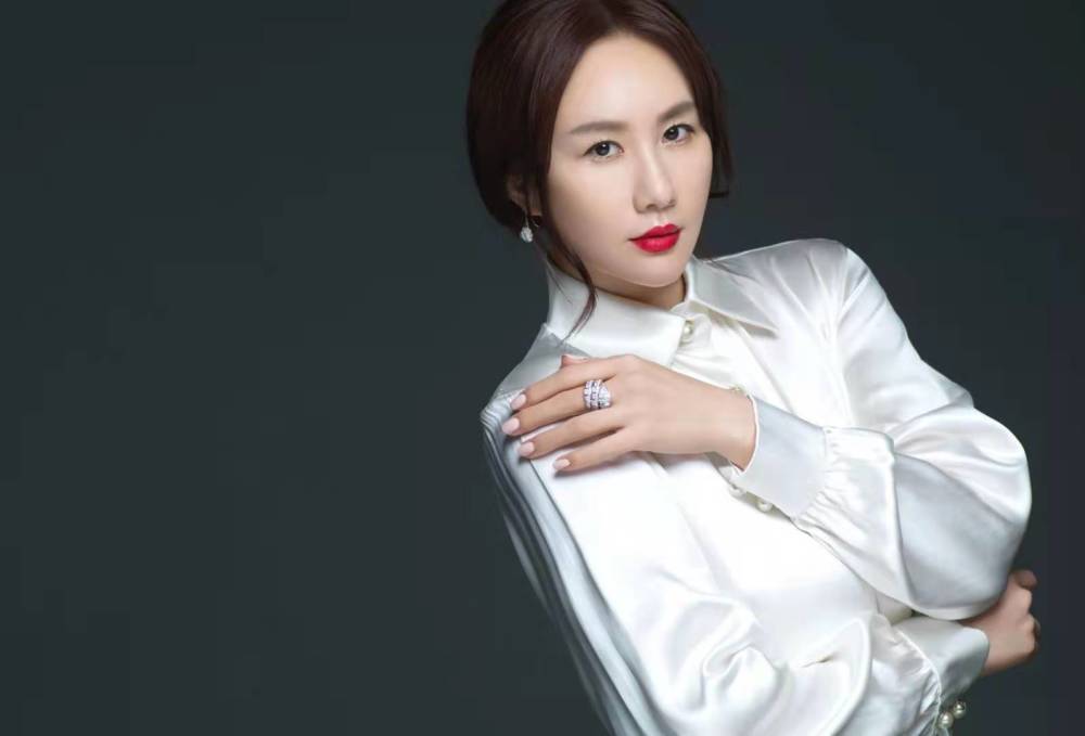 晶女郎孟瑶结束9年婚姻,离婚原因是性格差异?共同抚养孩子