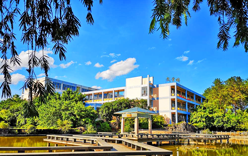 泰国剧贺州学院位于贺州市中心,分为东,西两个校区,其中东校区面积较