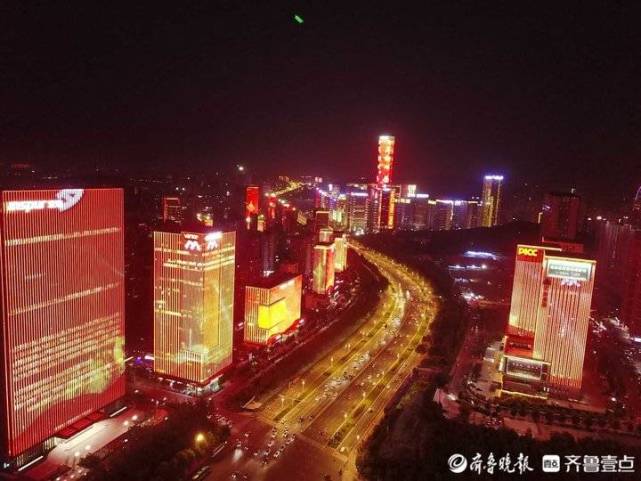 济南地标建筑被点亮,红色主题灯光秀闪耀泉城