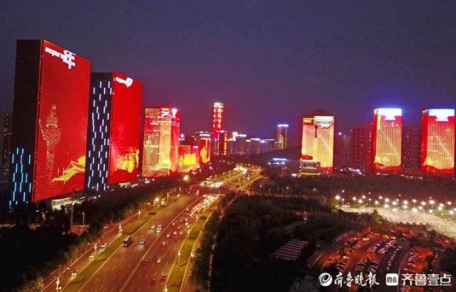济南地标建筑被点亮,红色主题灯光秀闪耀泉城