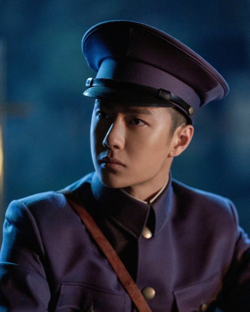 另一部分拿王一博和《觉醒年代》里陈乔年的回头相对比