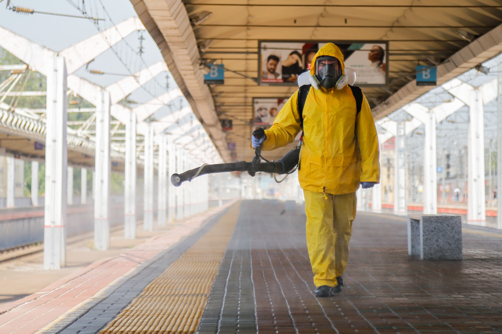 6月24日,工作人员身着防护服在俄罗斯莫斯科一个火车站进行消毒作业.