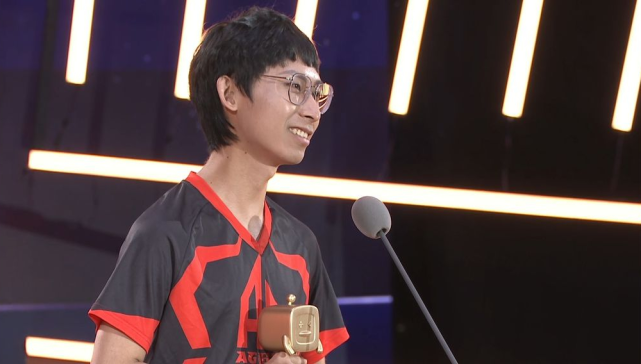 梦泪再次荣获两项年度大奖,上台领奖时戴了一副眼镜,这谁敢认!