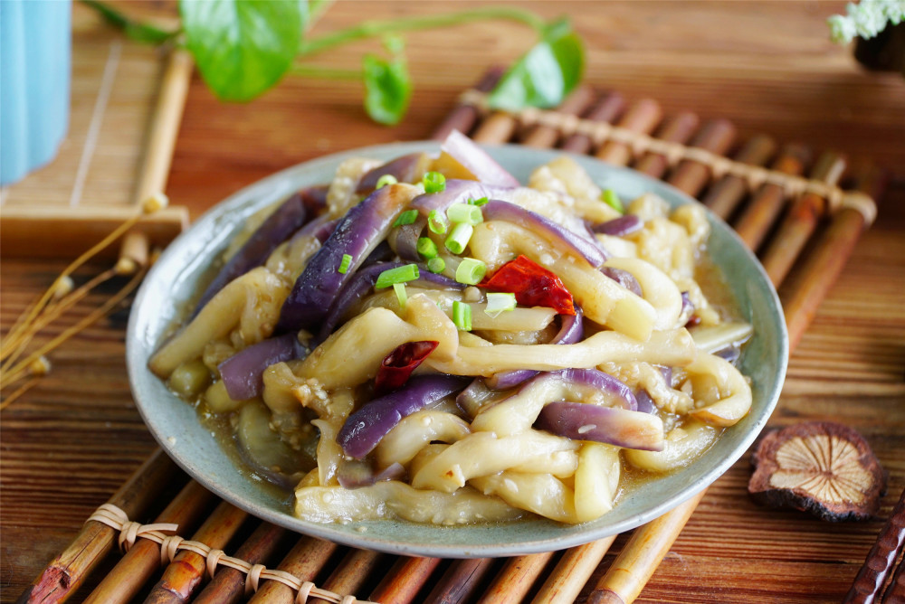 炒茄子时记住1腌2捏茄子不吸油不发黑鲜香软嫩好吃