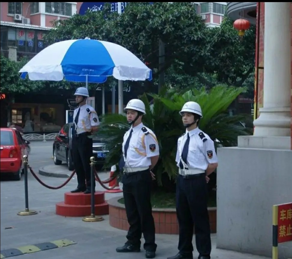 不管老板是否违法违纪,老板让你看门不准工人下班,保安