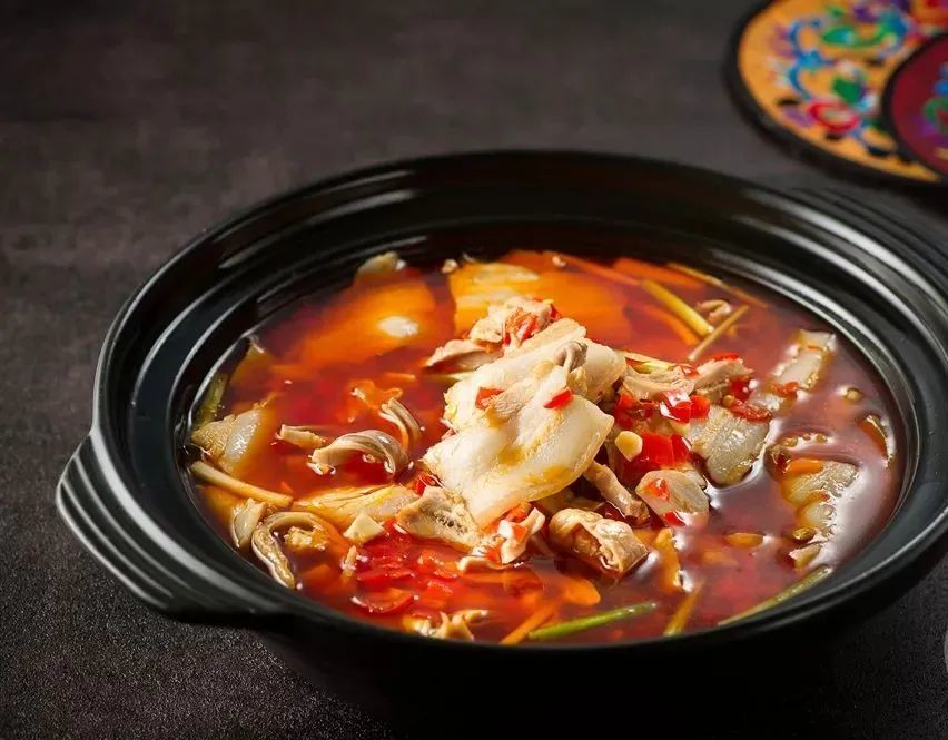 铜仁刨汤肉(糟辣酸)酸辣椒:选用贵州长顺的鲜线椒,洗净,手工剁碎,加