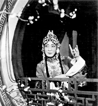 电影《游园惊梦》剧照  梅兰芳饰杜丽娘  言慧珠饰春香