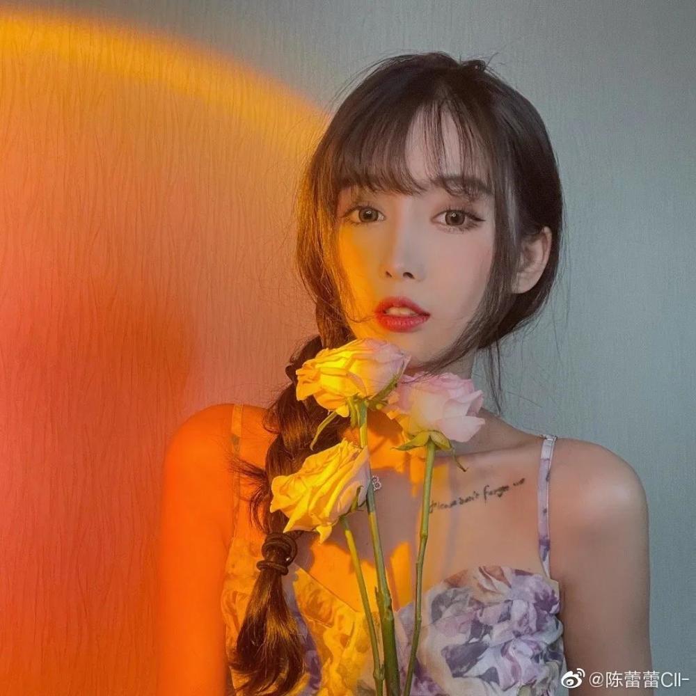 不过,北京时间6月24日,李影突然在微博上宣布出柜,其女友也是重庆人