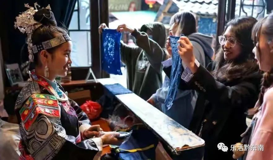 苗族蜡染是一种世代相传的手工艺品成品色彩古朴典雅图案精美