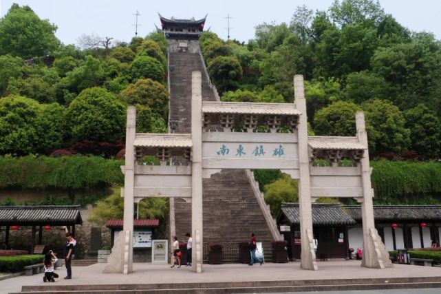 介绍台州临海的江南长城旅游区,长6000余米,现存5000米,东起揽胜门,沿