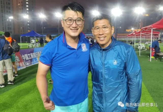 啤酒大将杜杰与客串青岛啤酒教练员的青岛籍前国脚陈刚在赛场合影留念