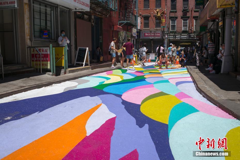 美国纽约唐人街彩绘路面吸引游客