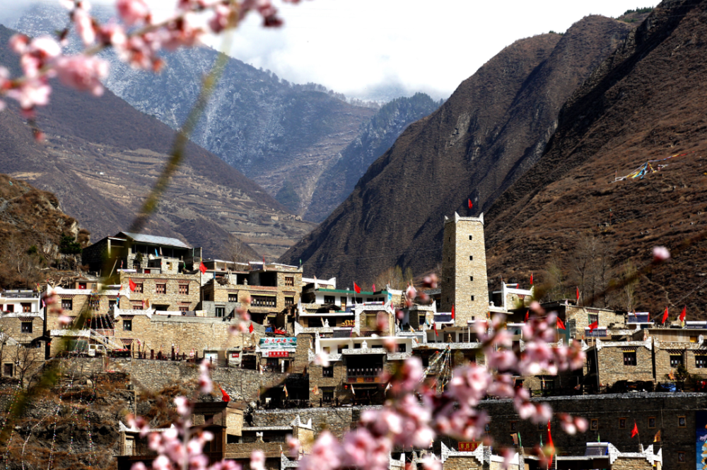 甘堡藏寨 / "嘉绒藏区第一寨" 尽管经历了地震,却也