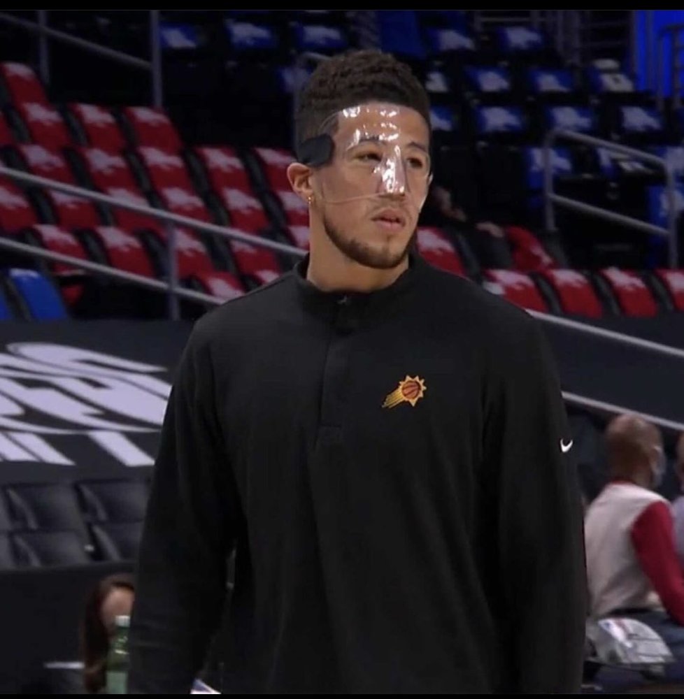 布克透露其鼻子遭遇三处骨折带面具影响视野只要我能看到篮筐就行