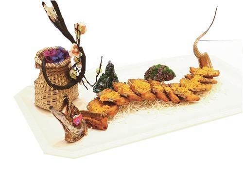 蜿蜒成曲线,连接鱼首鱼尾——这条已成盘中餐的带鱼,因为独特的造型和