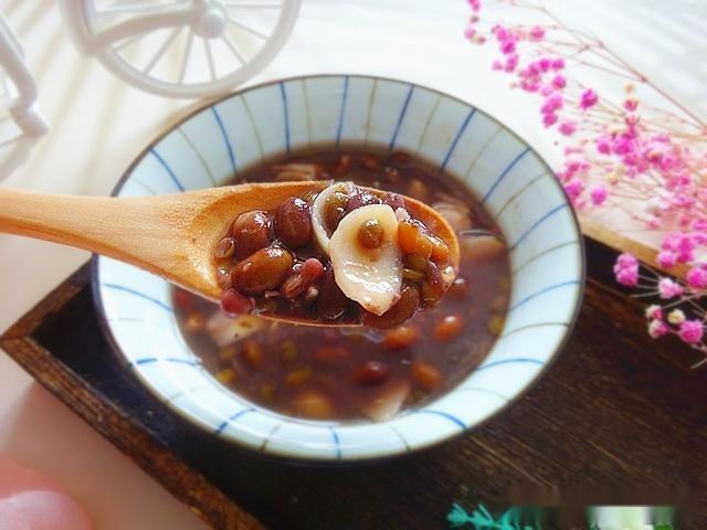 夏天天气热,红豆加百合煮一煮,清凉解暑好喝不上火_腾讯新闻