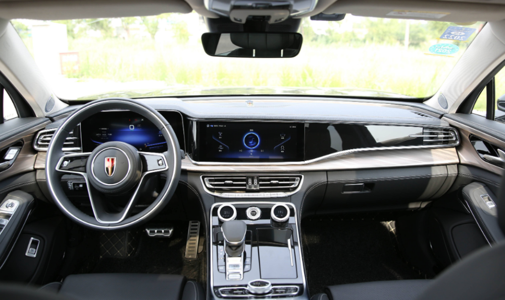 但根据现款红旗h7来看,再结合红旗h9,新车或将用上和红旗h9相似的内饰