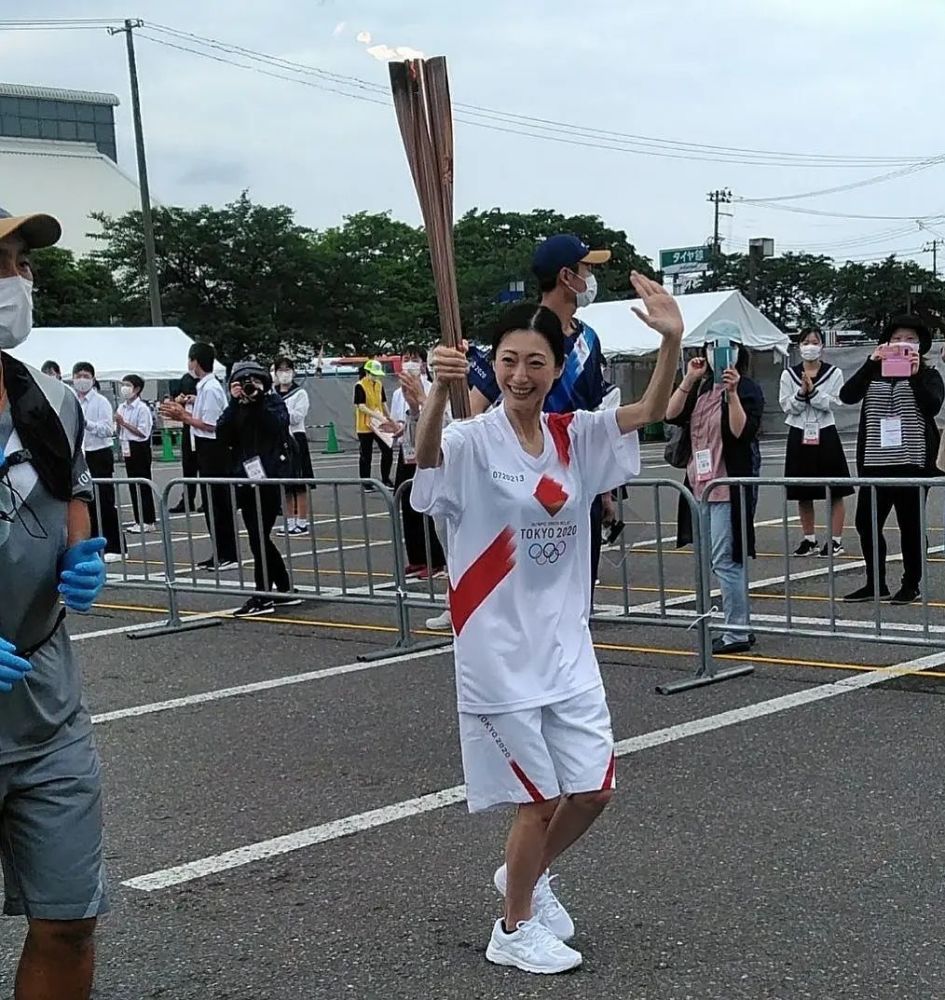 女星坛蜜暴瘦成纸片人 手臂细如枯枝 被曝因祖母去世患上厌食症 全网搜