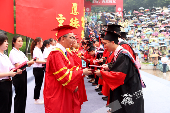 毕业季西南政法大学毕业典礼上的亲子装超有爱