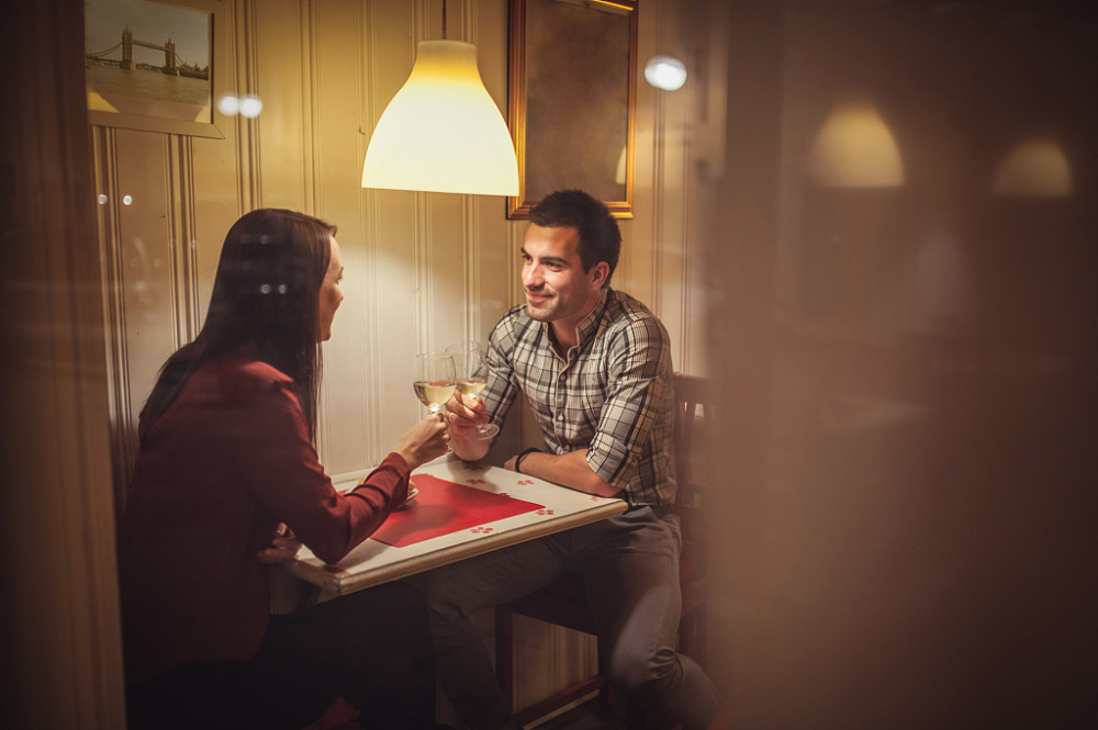 相亲是坠入婚姻的坟墓还是踏入爱情的殿堂