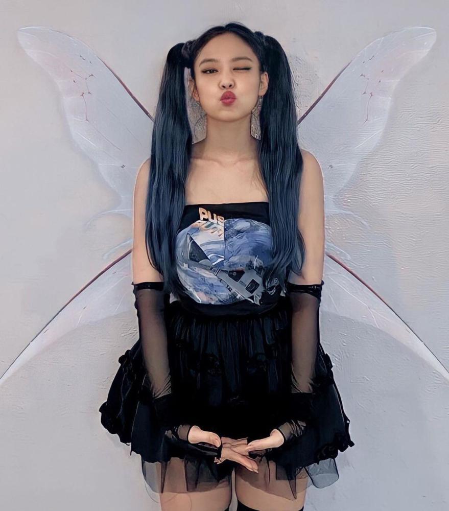 粉墨jennie晒照,穿香奈儿超短裤"踩针"秀筷子腿,大女主气场酷飒_腾讯