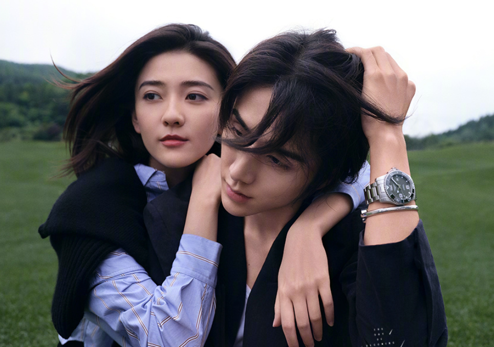 张新成梁洁拍时尚大片打闹嬉戏画面甜蜜氛围感甜到掉牙