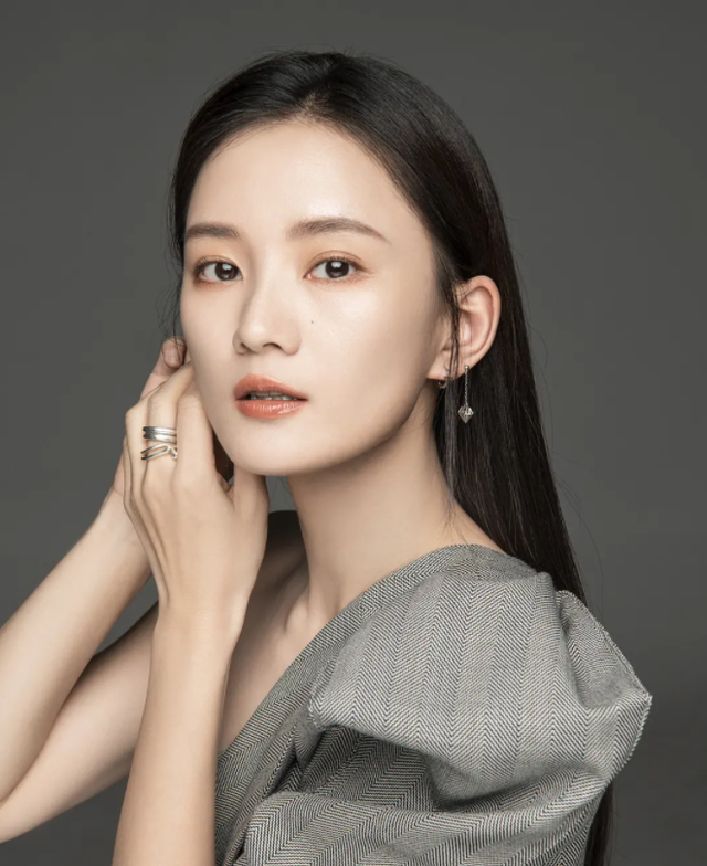 甚至说她之后没有太多新作品是因为楼世芳破产了,导致没有财力再捧她.