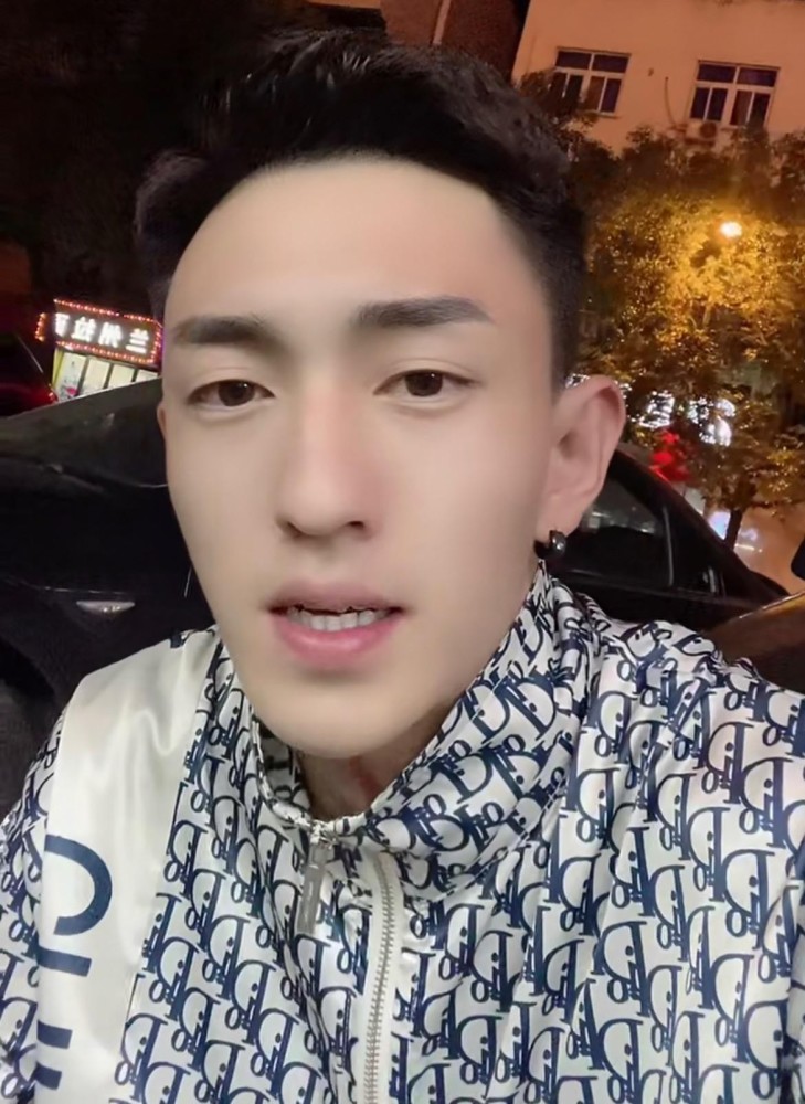 李耀阳离婚进军娱乐圈,拍吻戏吻8次不过惹怒导演,打架被人拉架