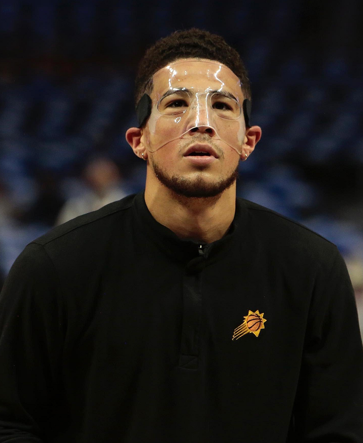 保罗急着回来杀入总决赛,那边赛季报销的伦纳德索性替补席都不待了,带