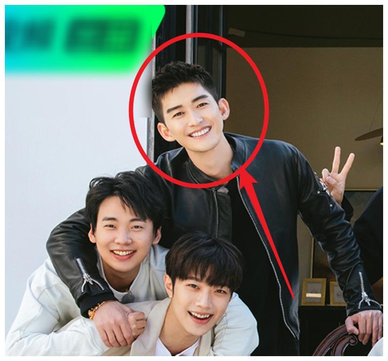 桃花坞首张大合照上线只有四人有座位站位安排太现实了