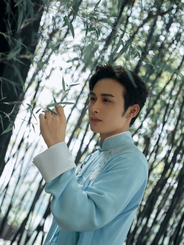 古装男神张彬彬身着长衫尽显儒雅帅