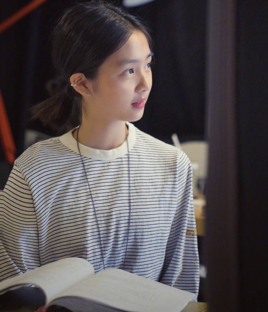 黄多多再演水中之书引热议黄磊为捧红女儿是否营销过度