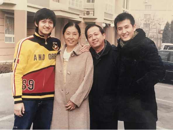 她将弟弟带入娱乐圈,如今自己却不愠不火,弟弟却是大红大紫