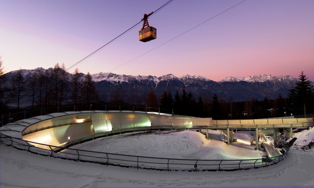 其中雪车比赛赛道长度为1207米,钢架雪车为1218米.