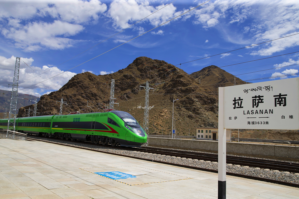 复兴号列车首次开上青藏高原