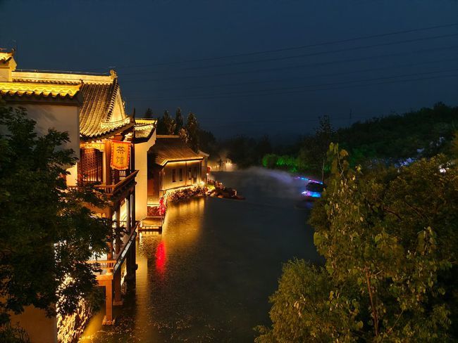 雨中夜遊石家莊德明古鎮,人少景美,納涼好去處