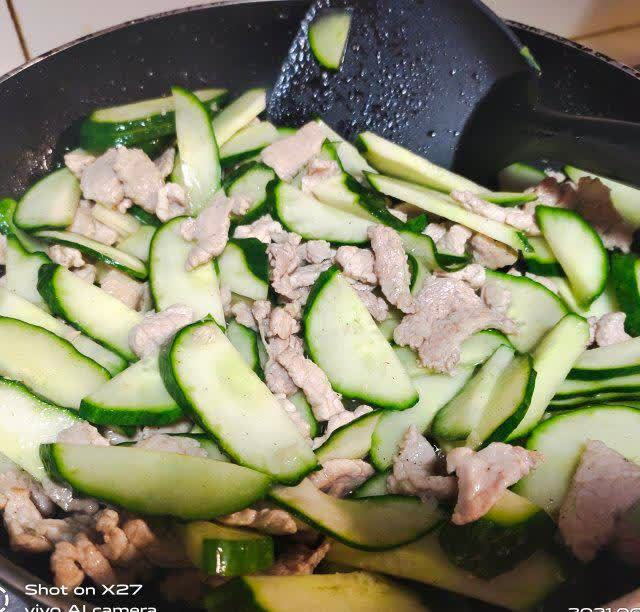 黃瓜炒肉片簡單快手清香下飯