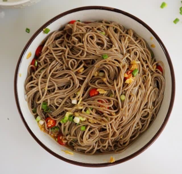 凉拌荞麦面,酸辣爽口,低脂低盐更健康_腾讯新闻