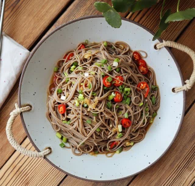 凉拌荞麦面,酸辣爽口,低脂低盐更健康_腾讯新闻