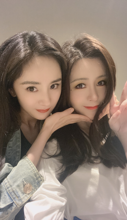 这位不知名女星是什么背景竟然被杨幂又抱又亲还玩起闺蜜同款嘟嘴