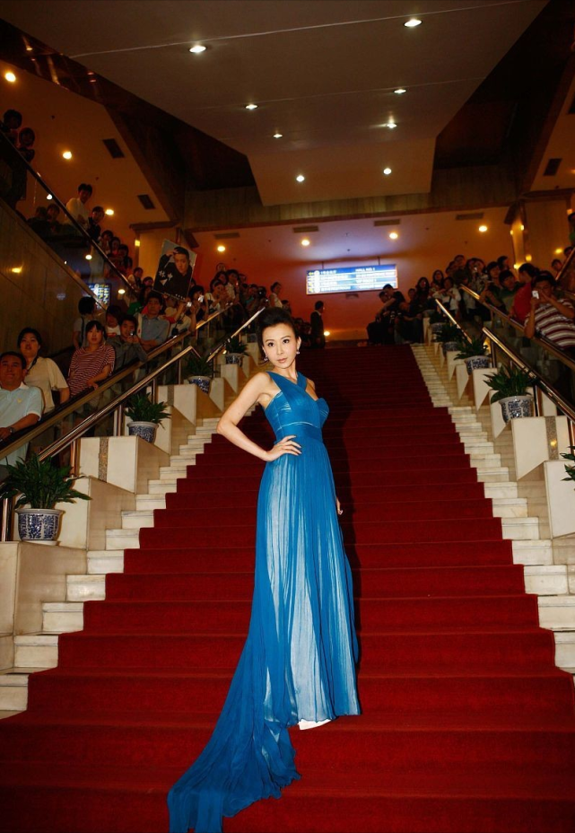 萧蔷难得高调穿一件蓝色礼服走红毯博眼球身材曲线惊艳又抢镜