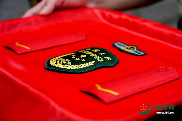 日前,武警北京总队新兵七大队举行2021年新兵授衔暨宣誓仪式,200余名