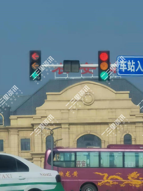 农安火车站前路口红黄绿灯同时亮起该走还是等