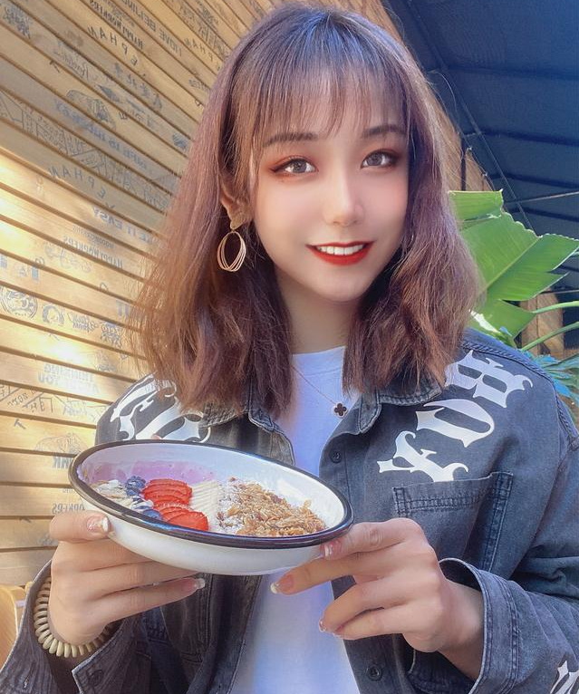 王佳筝长相甜美爆发力高,颜值不输惠若琪,带妆比赛被