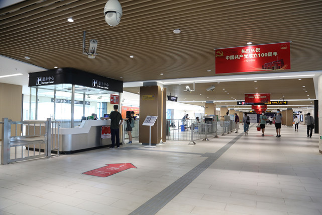 上海地铁1号线莲花路站和公交枢纽投入使用换乘无缝衔接