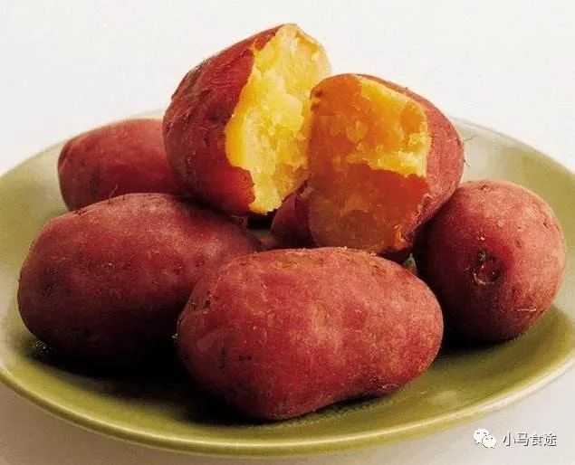 打开腾讯新闻,查看更多图片 >蒸地瓜连皮洗干净,上锅隔水蒸.