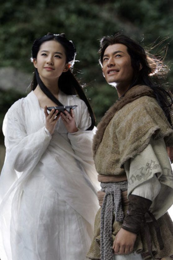 杨幂刘亦菲同框旧照引热议片场同撑一把伞满脸胶原蛋白好青涩