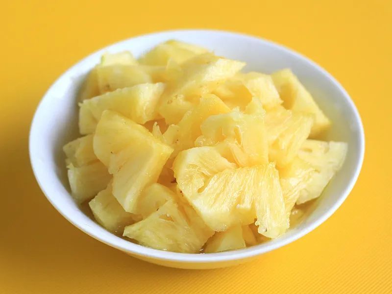 切几道小口,用酱油,黑胡椒, 百里香腌渍一个晚上,入烤箱前挤入菠萝汁