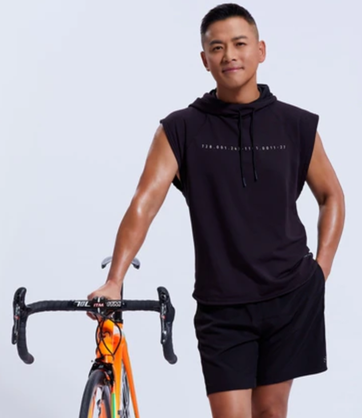 曝光的照片中,江宏恩穿着灰色背心和红色休闲裤出镜,大秀肌肉.