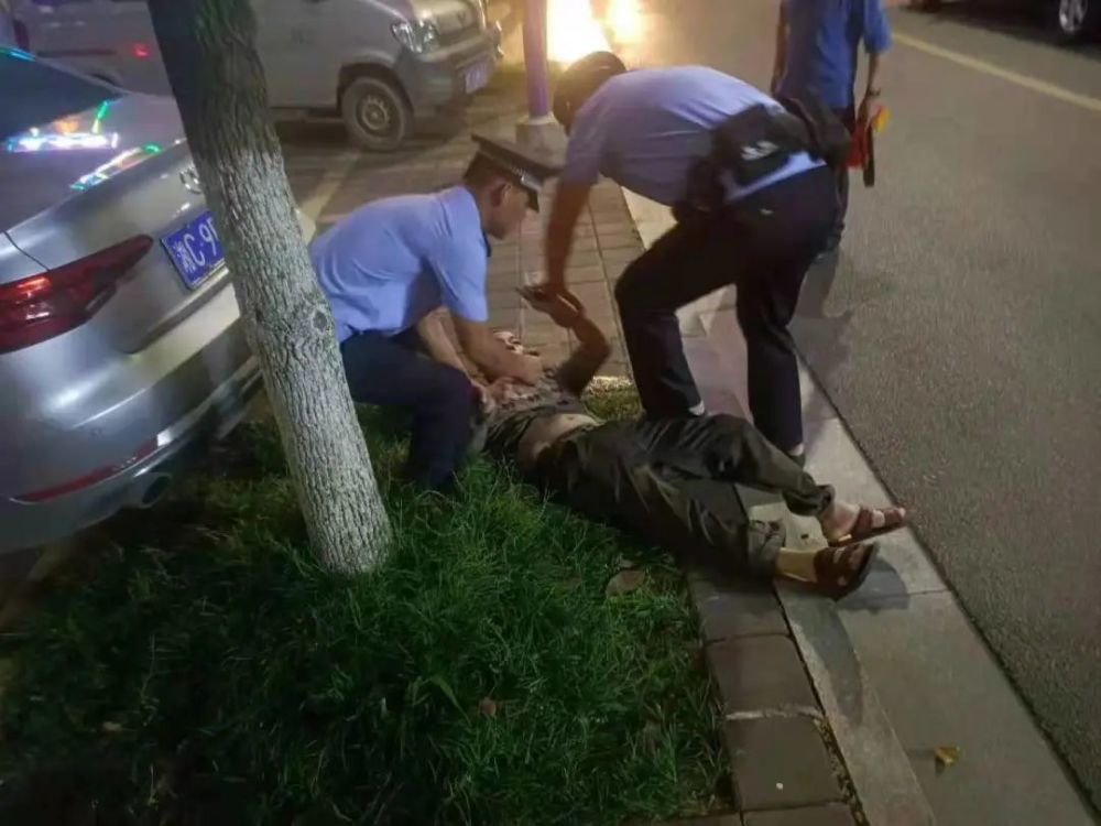 我為群眾辦實事飲酒請適度清溪派出所救助一醉酒男子